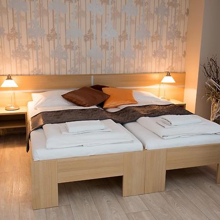 Hotel Imos Břeclav エクステリア 写真