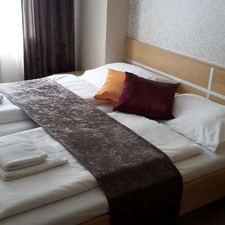 Hotel Imos Břeclav エクステリア 写真