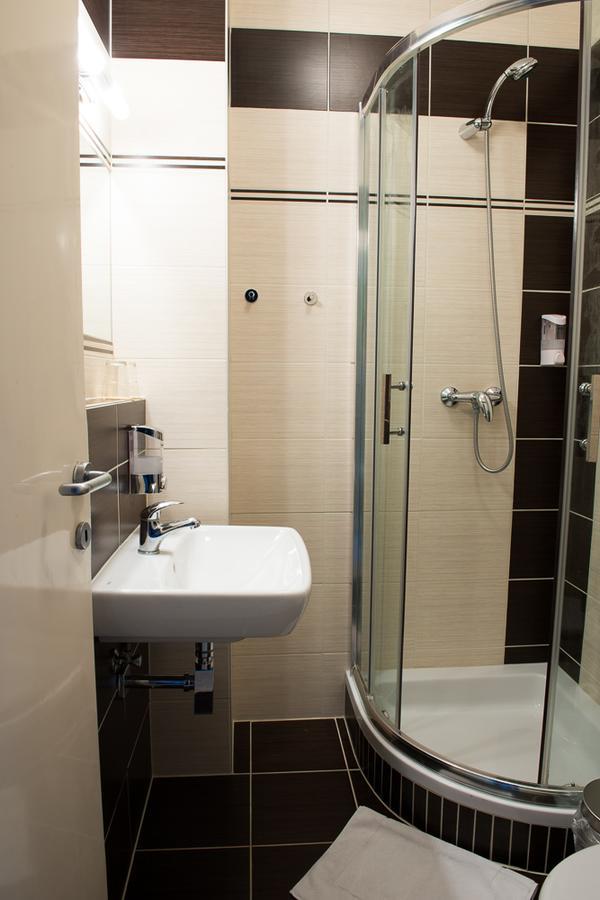 Hotel Imos Břeclav エクステリア 写真